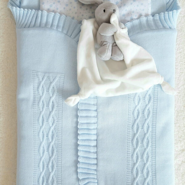 Nid d'ange naissance en tricot de couleur bleu