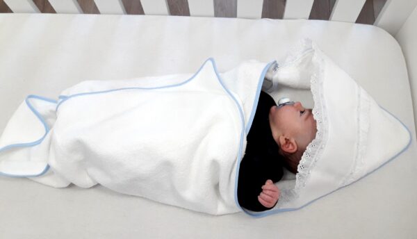Ensemble cape de bain bébé bleu et bavoir personnalisé