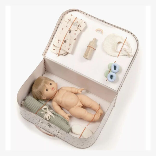 La petite valise d'antant "Le quotidien" poupée garçon, Minikane