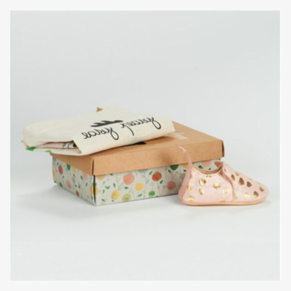 Chaussons blumoo rose dans un petit coffret - Easy Peasy