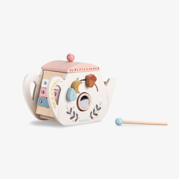Théière d'activités en bois, collection Après la pluie, de la marque Moulin Roty