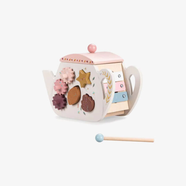 Théière d'activités en bois, collection Après la pluie, de la marque Moulin Roty