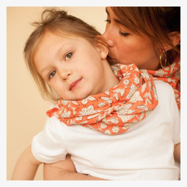 Grand foulard, modèle Coeur Papaye, de la marque Apaches Collections