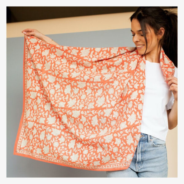 Grand foulard, modèle Coeur Papaye, de la marque Apaches Collections