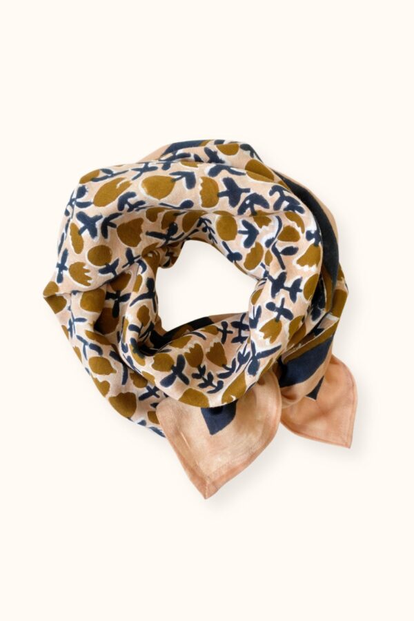 Grand foulard latika tulipe macadamia de la marque Apaches Collections